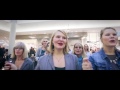 Gospel Weihnachts Flashmob im Einkaufszentrum rührt ältere Dame zu tränen! By Chris Lass