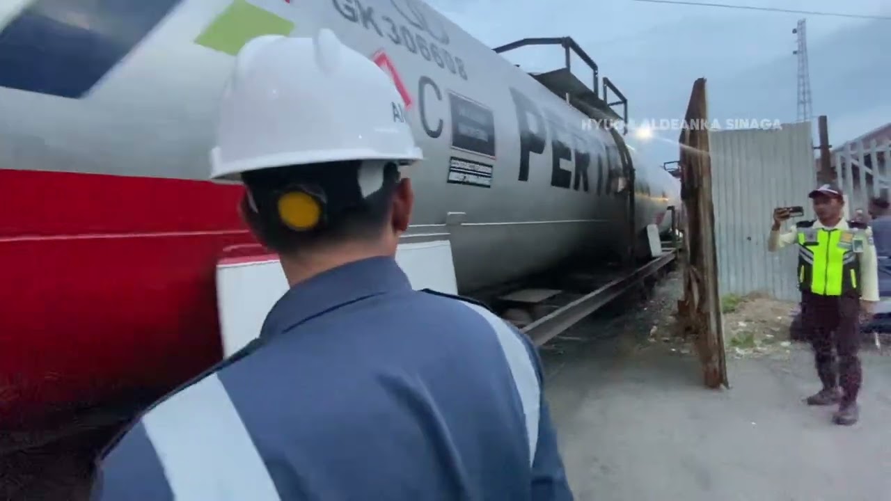 KERETA API TANGKI PERTAMINA STASIUN LUBUKLINGGAU