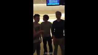 Niall Horan Josh and Joey singing some queen!  (Cantando) 2013