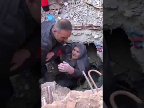 Elazığ'da Depremden sonra enkaz altından çıkarılan teyze