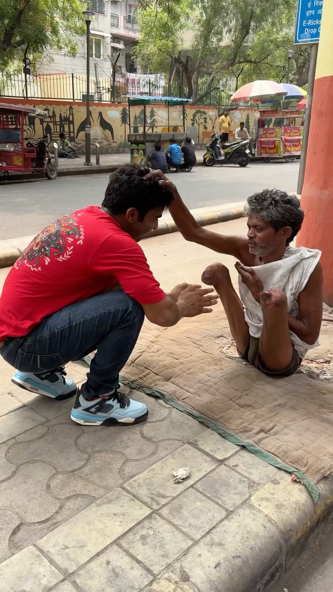 रुला दिया अंकल ने ???#humanity #respect #helping#trending #viralvideo