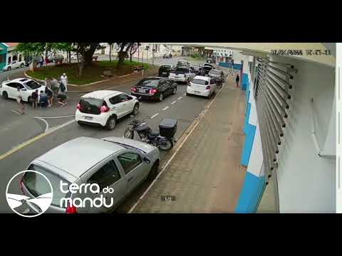 Homem é atropelado após cair no meio de rua em MG