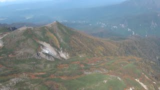 大雪山系で紅葉が見頃 赤や黄に山肌染める