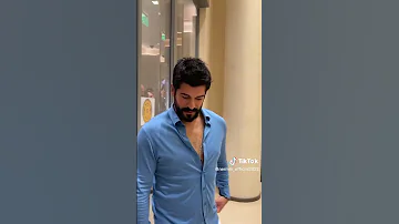 بوراك اوزجيفت في الكويت يرفض تصوير مع امرءه محجبه 