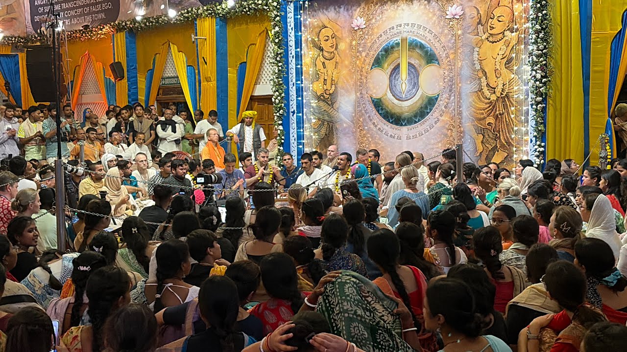 মধুর সুরে কীর্তন নবদ্বীপের ইসকন মন্দিরে