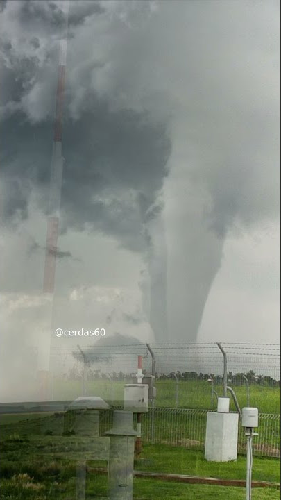 Angin puting beliung, tornado dan topan. Apa bedanya? #SHORTS