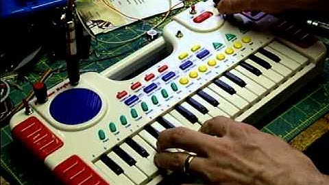 Circuit Bent Glitch Noize Radioshack Synth Keyboard by Statikstramentz