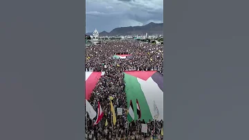 مظاهرة حاشدة في صنعاء اليمنية ترفع شعار وفاء للشهداء القادة مع غزة ولبنان حتى النصر 