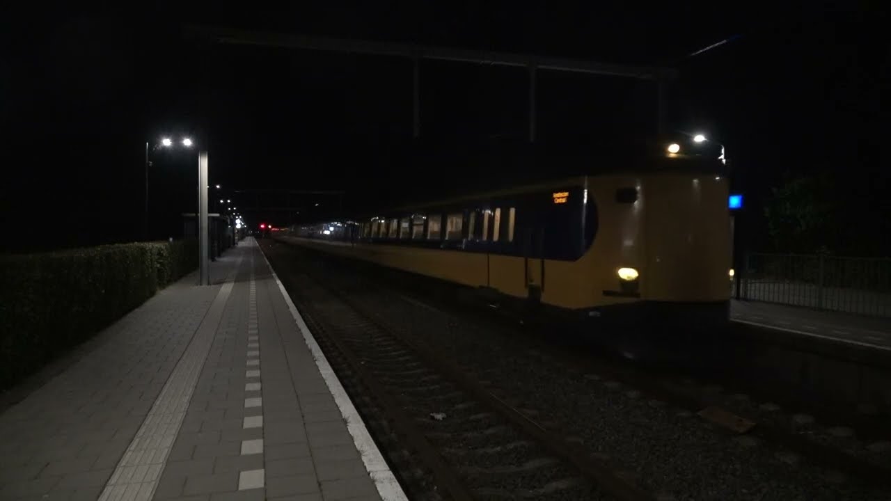 ICM 4071 en 4249 vertrekken als sprinter! van station Anna Paulowna