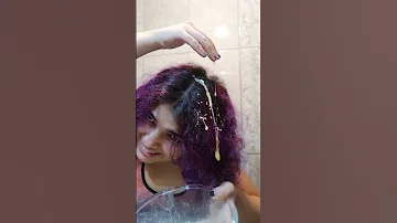 از رنگ موهام بدم میاد هرکاری میکنم نمیره 