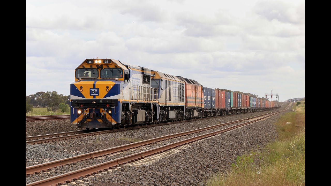 VL361 leads the Dooen Container train - 7922V at Manor VIC - 11/11/21 ...