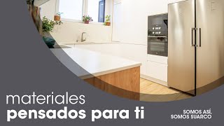 Cocina en U con encimera en L en blanco y madera