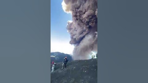 Erupción inesperada del volcán Etna en Sicilia   #flyシ  #ㅇyㅇ  #viralshort #volcan #erupción