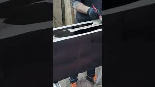 Así se trabaja cada pieza en Iuglandis.
