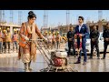 मजदूर बनकर लड़की के बीच पहुंचा करोड़प