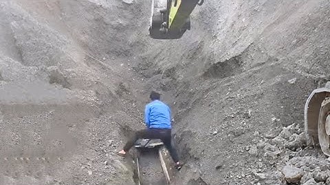 Barge unloading 5200 tons of phosphate rock - Part 4 Smooth flow - Excavator working on barge