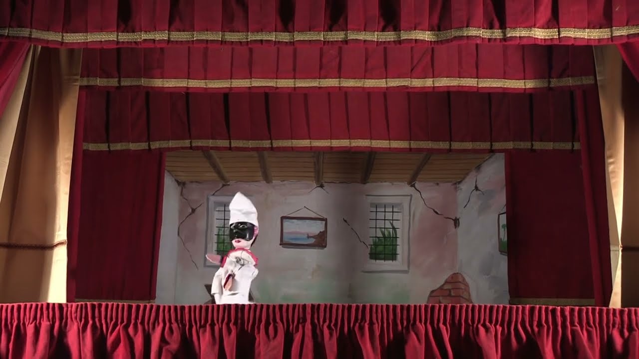Pulcinella nella danza degli spettri Teatro dei  Burattini di Antonino Mercurio Igloo Village Napoli