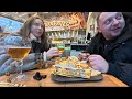 Daniel Magical i Mycha jedzą belgijskie specjały. Frytki i wurst