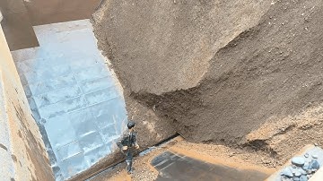 The process of unloading sand and gravel from the barge  Smooth process  First plank  Rela