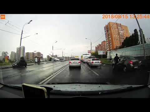 Скорая помощь чуть не сбила пешехода.