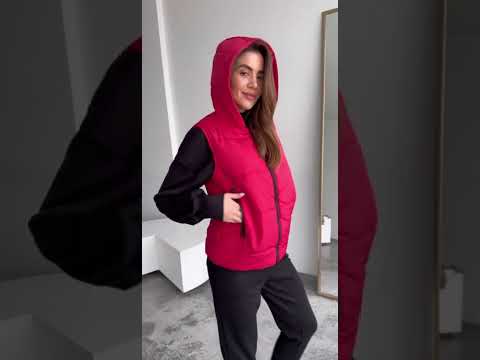 Стильний жіночий жилет з капюшоном (Розмір XS-S(42-44), M-L(46-48), XL-XXL(50-52), 3-4 XL (54-56)), Червоний, відео 1