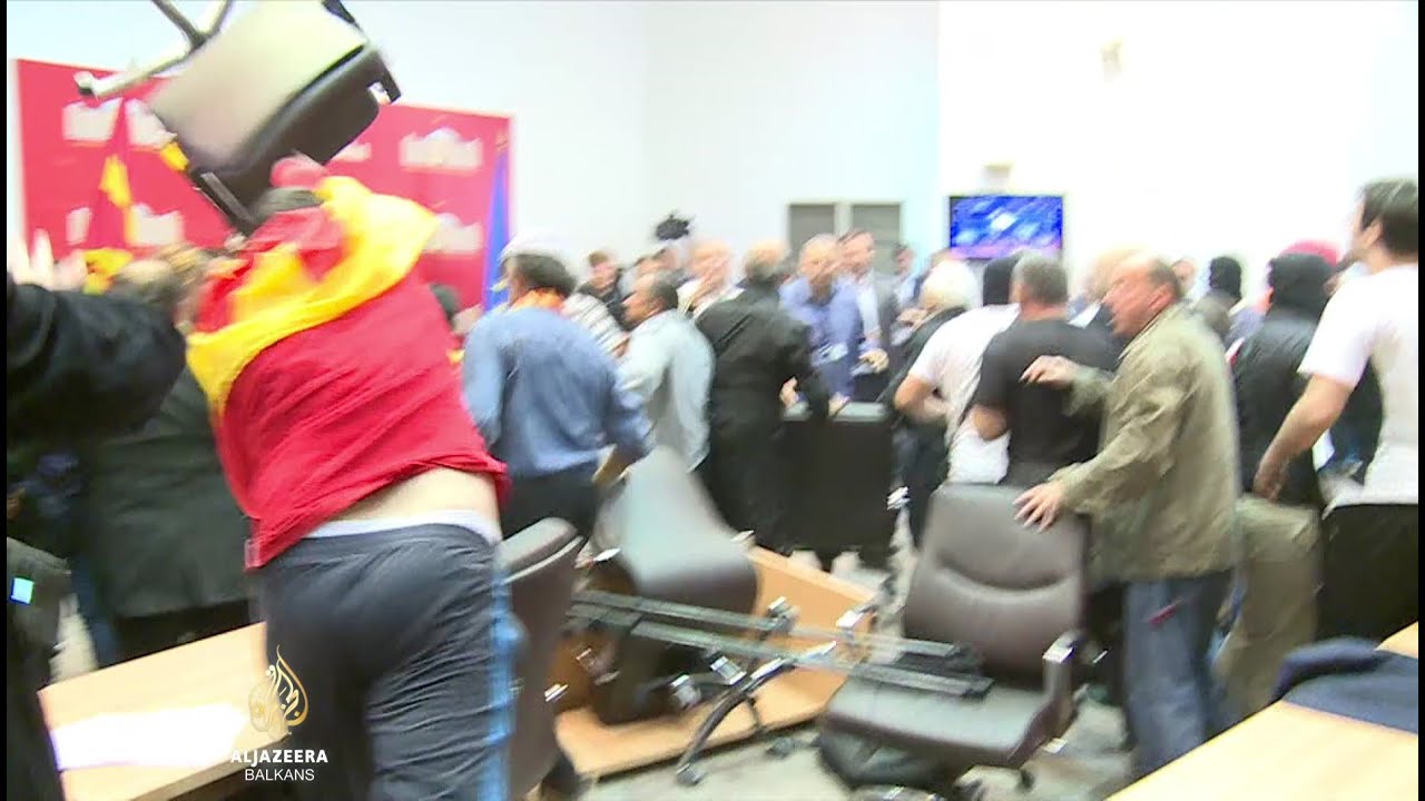 يجب على الصحفيين الذين تعرضوا للهجوم في البرلمان المقدوني أن يسعوا إلى تحقيق العدالة بأنفسهم