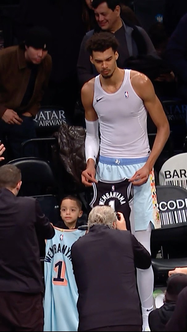 Wemby does a jersey swap with a young fan after the game ?