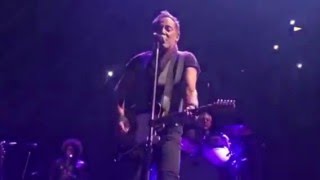 Miniatura de vídeo de "Bruce Springsteen opens Brooklyn show with Purple Rain"