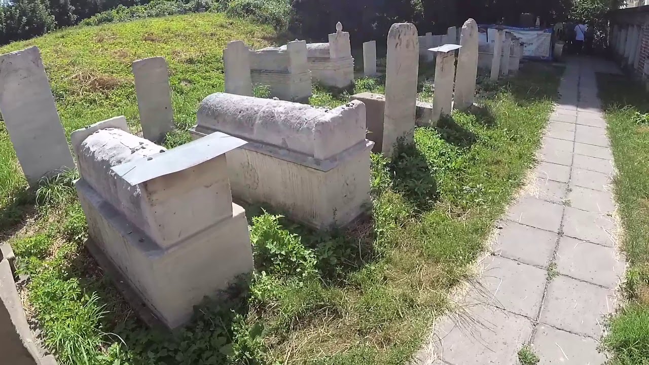 Remuh Synagogue and Old Cemetery (בית הקברות היהודי העתיק בקרקוב).