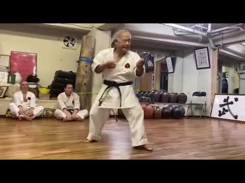 Sensei Morio Higaonna (86 años).