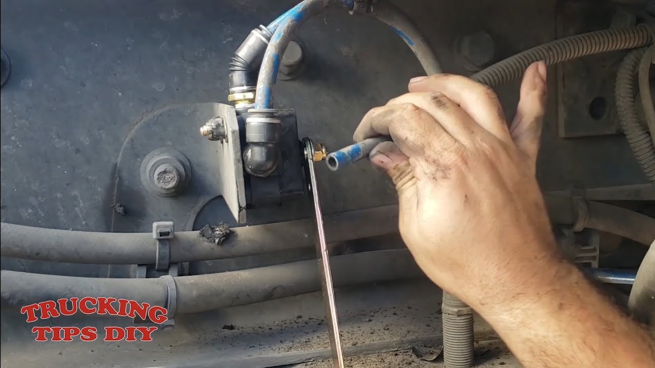 How to remove and replace Freightliner Cascadia leveling valve (step by