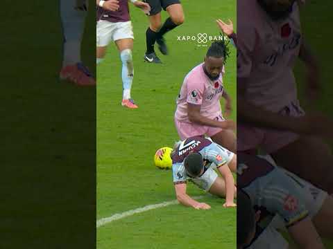 How Emi Martínez makes these saves we'll never know 👏