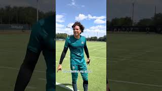 Memo Ochoa making NFL field goals look easy 👀