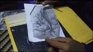tatto ikan koi black and grey di dada keren..