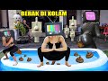 Tv woman beruoiak di kolam renang