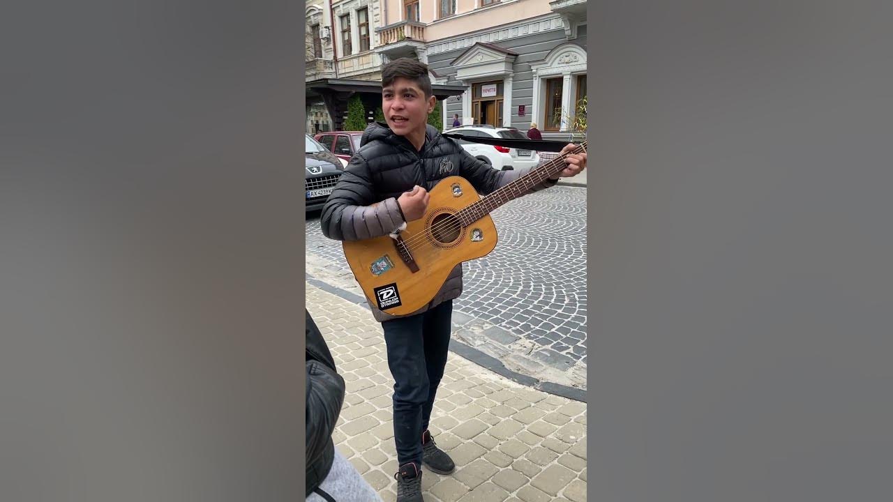 Циганський музикант з гітарою по вулицях міста - YouTube