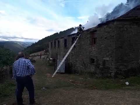 Un incendio en una chimenea provoca enormes daños en un restaurante de Navia