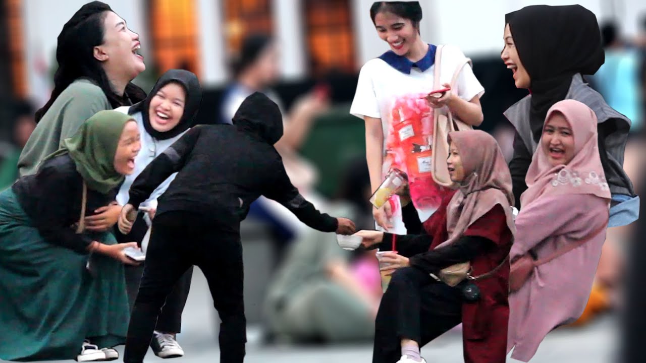 UKHTI INI SAMPAI NGANGKAT MANGKOKNYA, PAS BANGET LANGSUNG AKU KASIH UANGNYA DI MANGKOK.