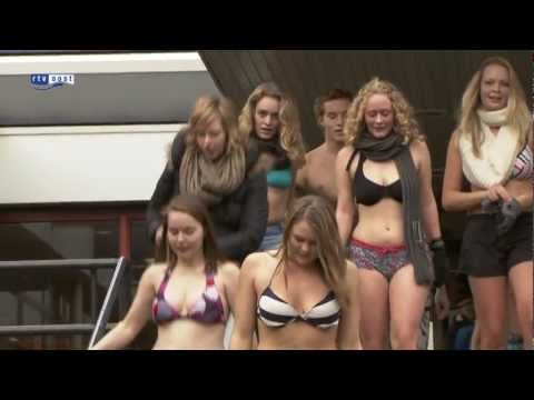 Uit de kleren voor bikiniloop Serious Request