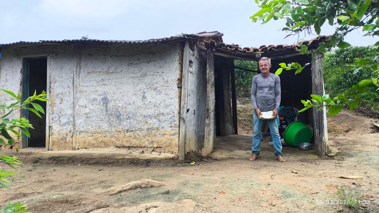 ELE TEM 52 ANOS, MORA NESSA CASINHA SEM ENERGIA ELÉTRICA SEM BANHO E SOZINHO 😭