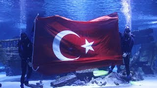 Su altında Türk bayrağı açtılar Resimi