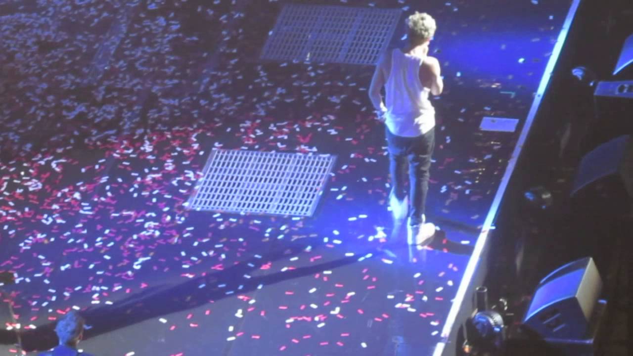 Niall and Louis calling out a fan and Niall singing Best Song Ever! (Pittsburgh July 8)