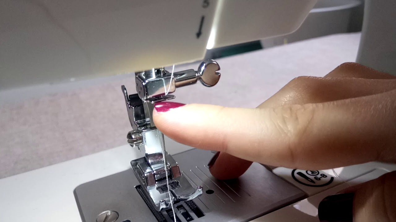 3 Enfiler le fil dans l'aiguille de la machine (Singer