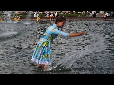 Strollers and sprinklers in the fountain at VDNH ! / Бродилки и брызгалки в фонтане на ВДНХ !