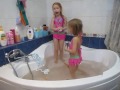 Полина и Арина тестируют пену для игры в ванной