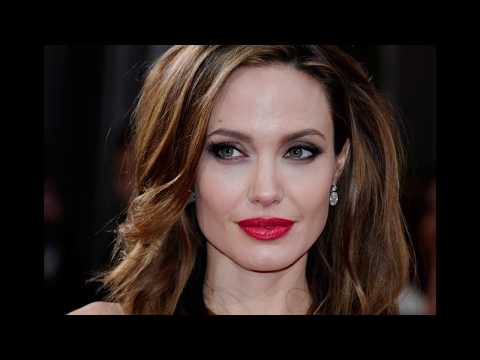 Vídeo: Angelina Jolie treballa amb nens