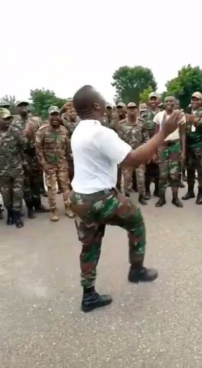 tropas de Angola dançando kuduro