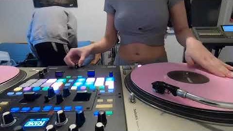 DILLY & Rob Swift Scratch Q&A (FAST LOOPER)