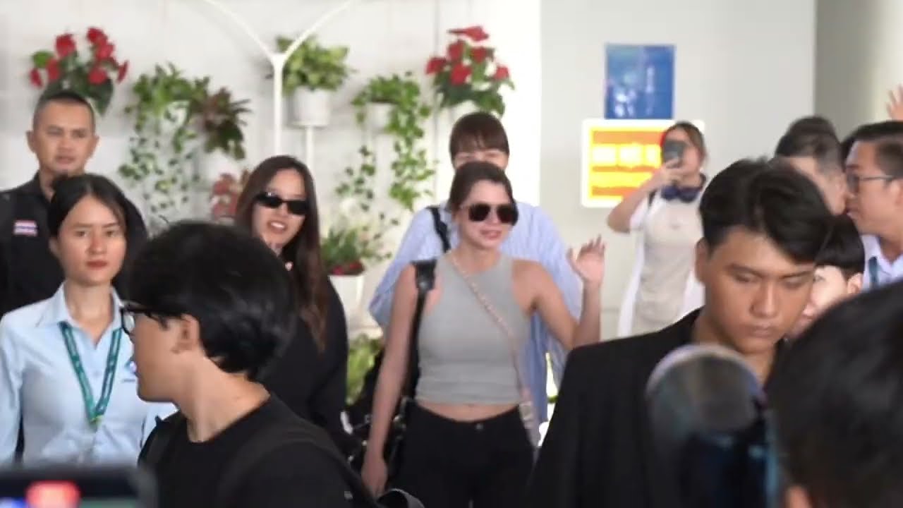 Freen Becky hạ cánh sân bay Tân Sơn Nhất chuẩn bị cho Fan meeting vào ngày mai 30.3