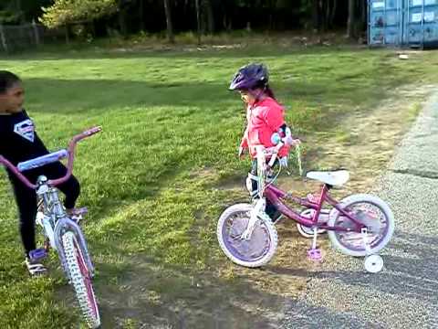 Alexia e Bradley andando de bicicleta.3gp